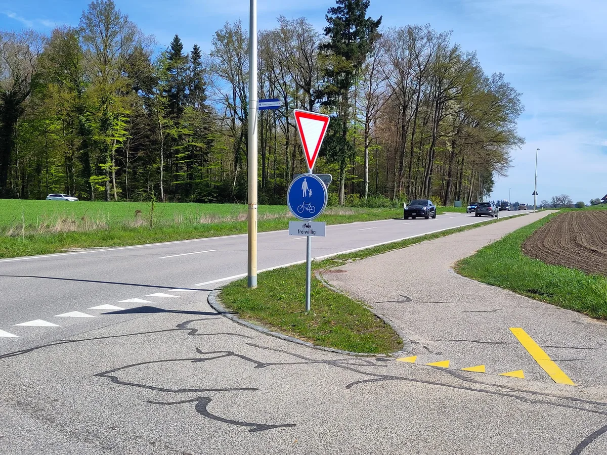Man sieht Verkehrsschilder im Kanton Bern.